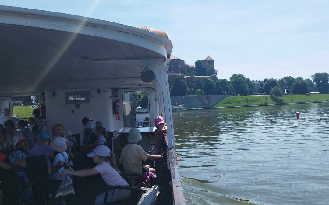 Wycieczka do Krakowa ” Rejs statkiem” oraz do Wieliczki do Parku Rozrywki dla Dzieci ” Ampa”