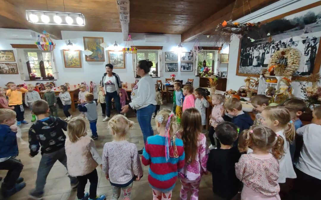 Wycieczka “Sówek” i ” Żabek” do Skansenu na Jędrzejkówce