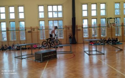 Pokaz trialu rowerowego Mikołaja Woźniaka