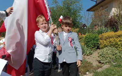 Dzień Flagi RP – marsz przedszkolaków z flagą Polski