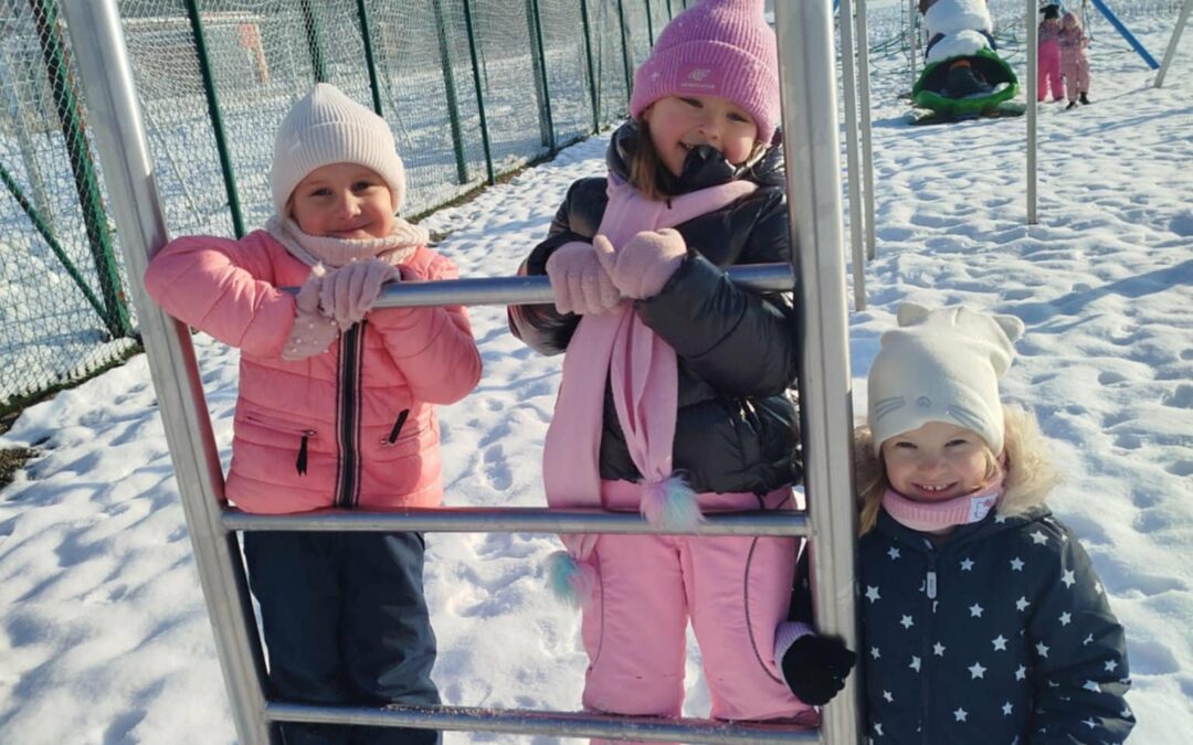 Nasze przedszkolaki i zimowe zabawy na świeżym powietrzu!