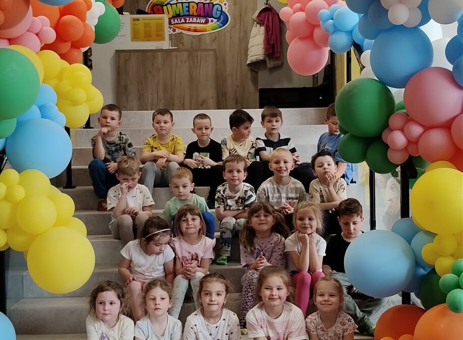 Zabawy naszych przedszkolaków na “Bumerangu “